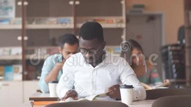 非裔美国男大学生在图书馆准<strong>备考</strong>试。